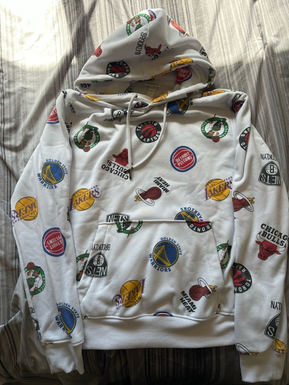 NBA Men's White Allover Team Logo Crewneck Hoodie Mens size medium